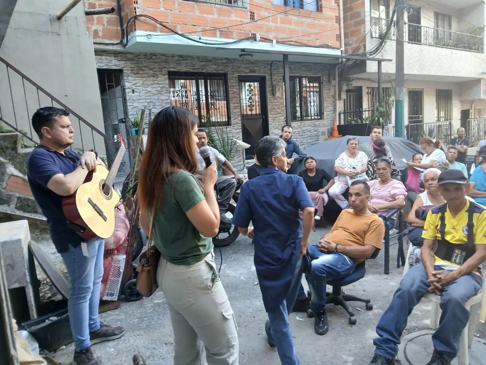 Encuentro de Decorarte con música y vecinos en un pasaje del barrio