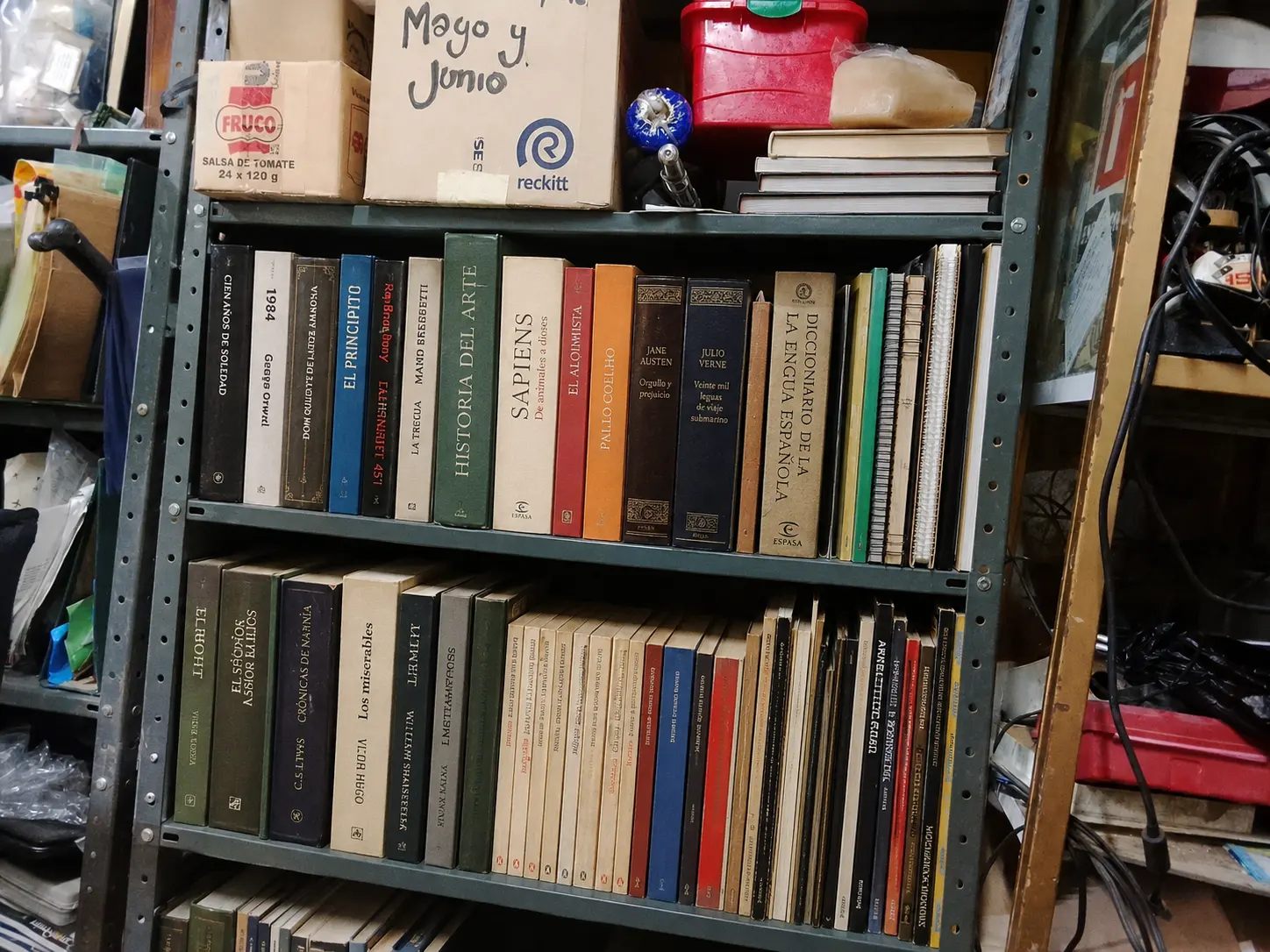 Estantería de libros recuperados de la Ecoteca