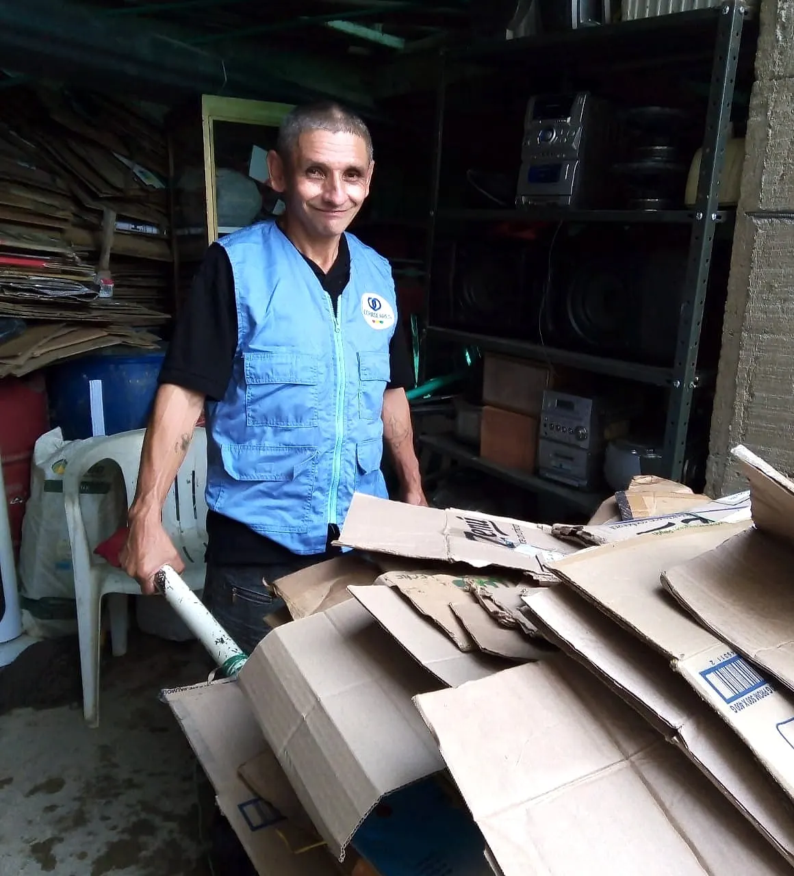 Reciclador de oficio con material clasificado en la estación