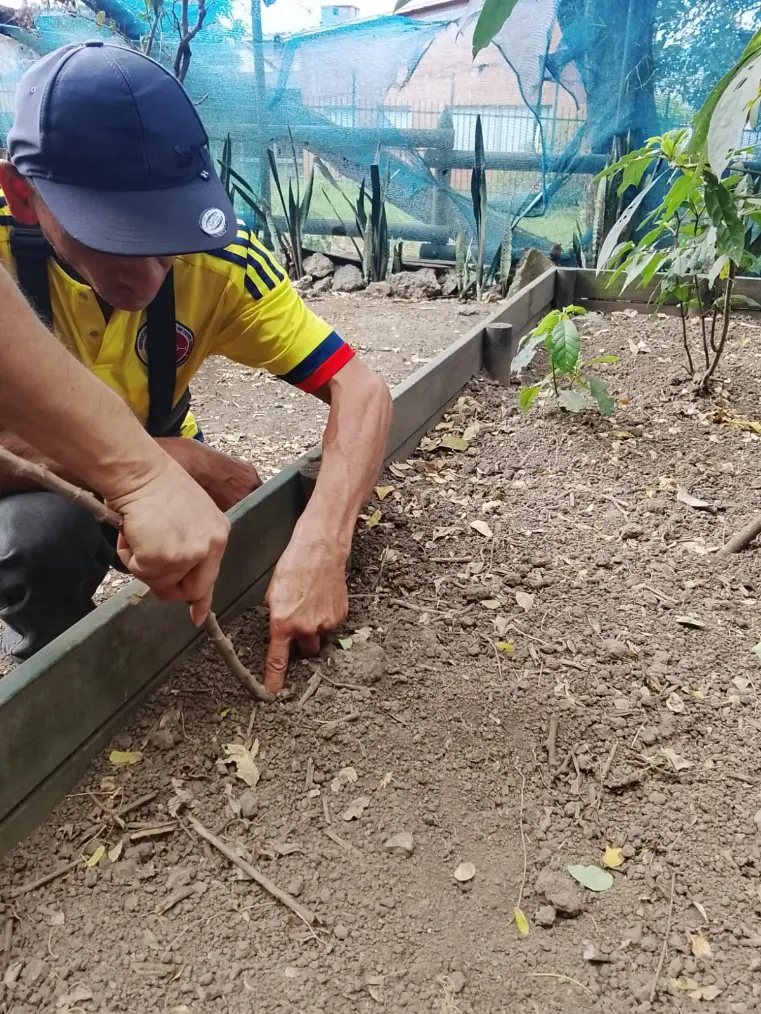 Siembra en una huerta comunitaria de CORASEARES