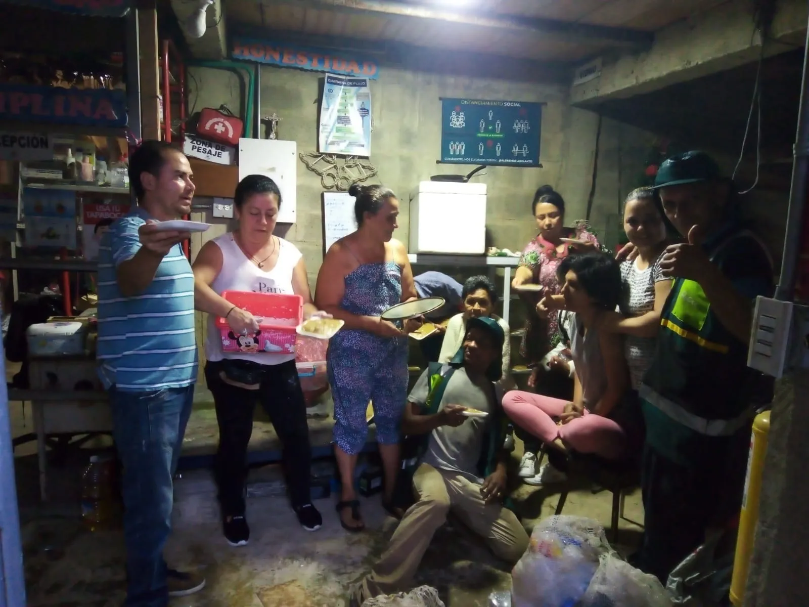 Equipo de CORASEARES reunido en una estación de clasificación
