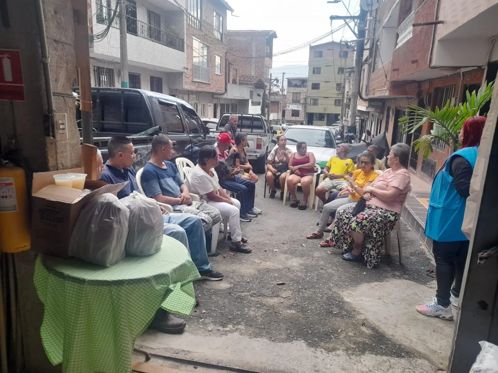 Encuentro con vecinos en una calle de Medellín
