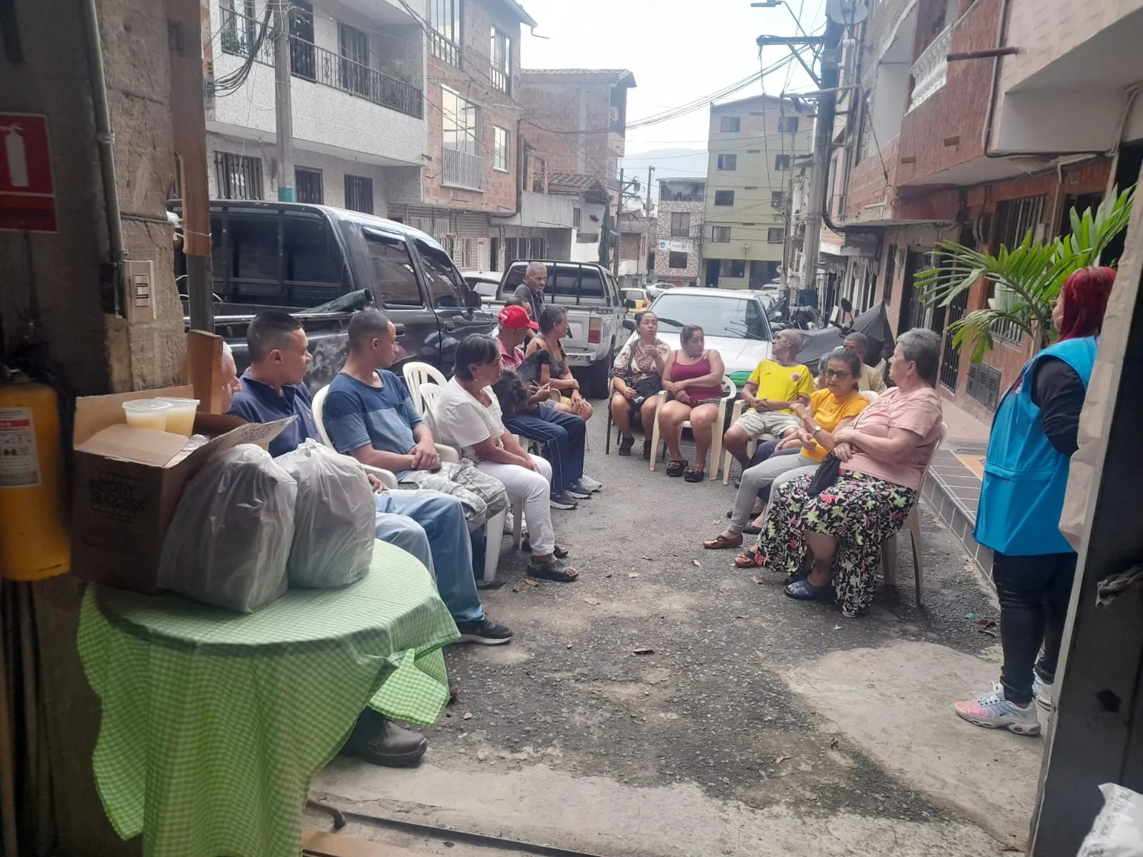 Encuentro con vecinos en una calle de Medellín