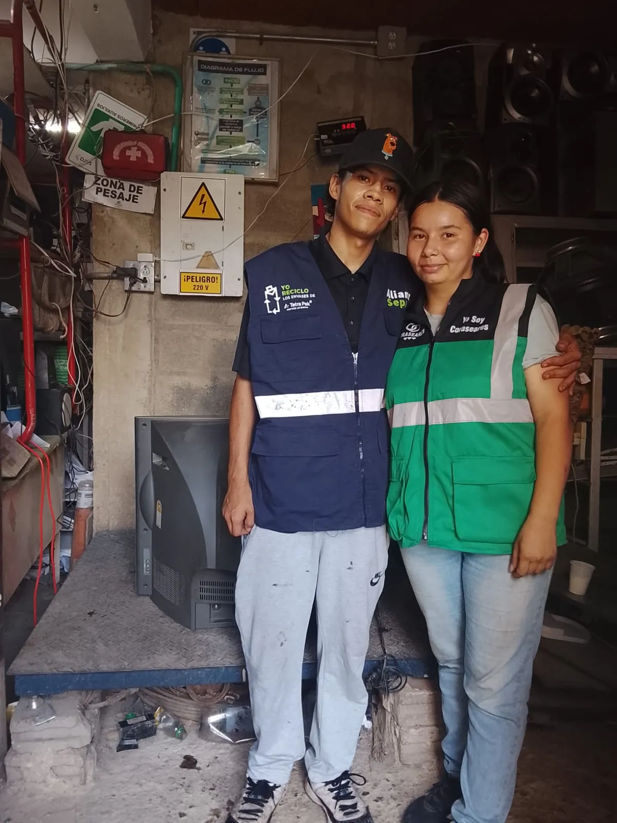 Recicladores de oficio en la zona de pesaje de una estación
