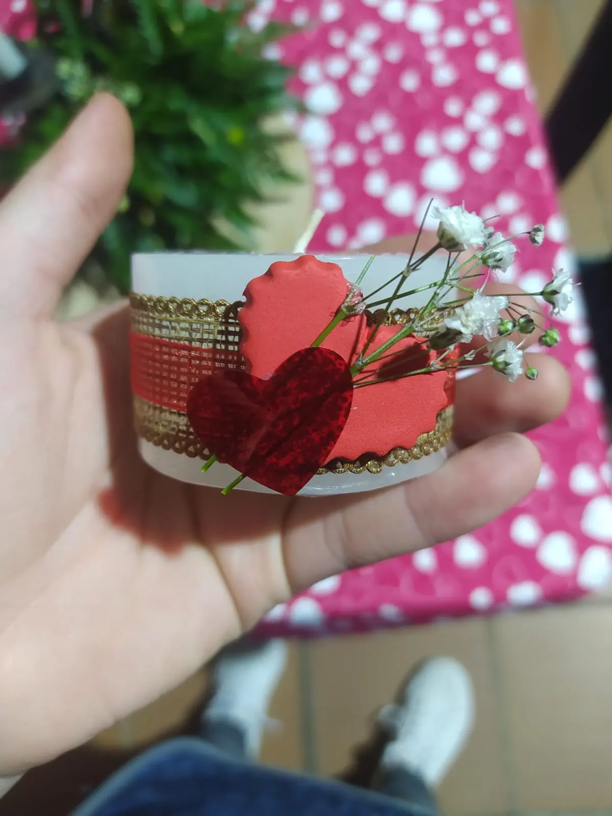 Velón decorado a mano en un taller de Decorarte