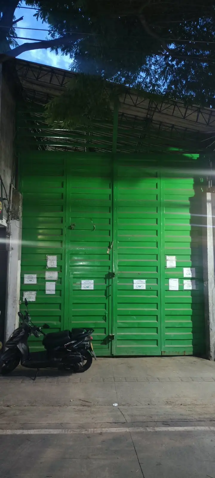 Fachada de la ECA OWAA, con el portón verde de la estación