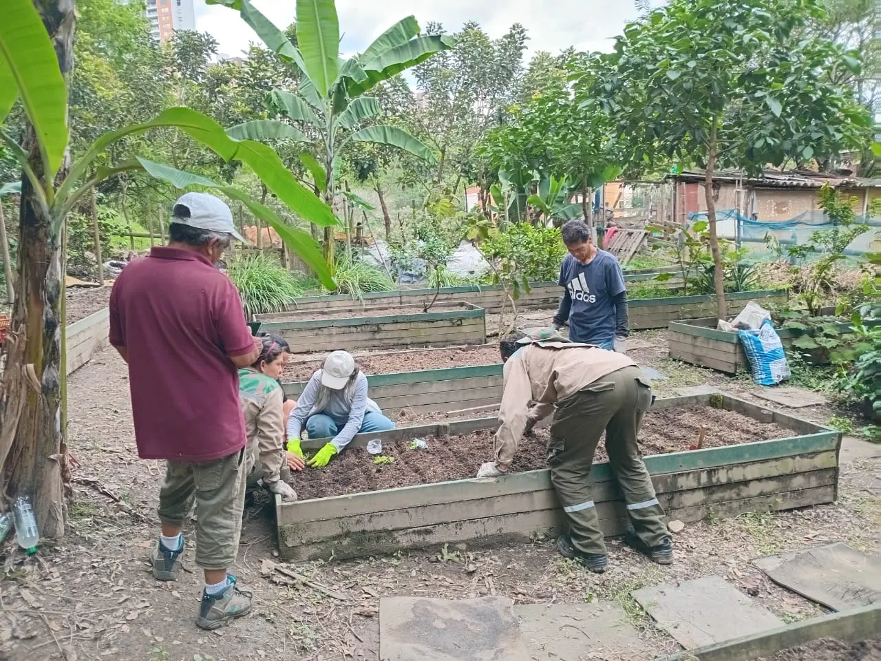 Grupo trabajando las eras de una huerta en una jornada de educación ambiental
