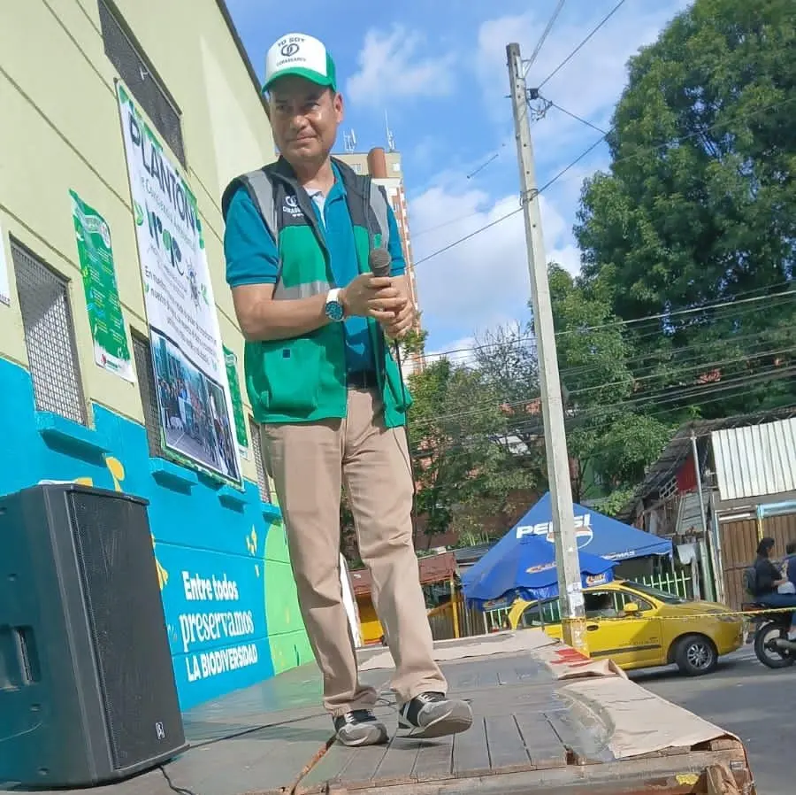 Integrante de CORASEARES con micrófono durante una actividad de educación ambiental