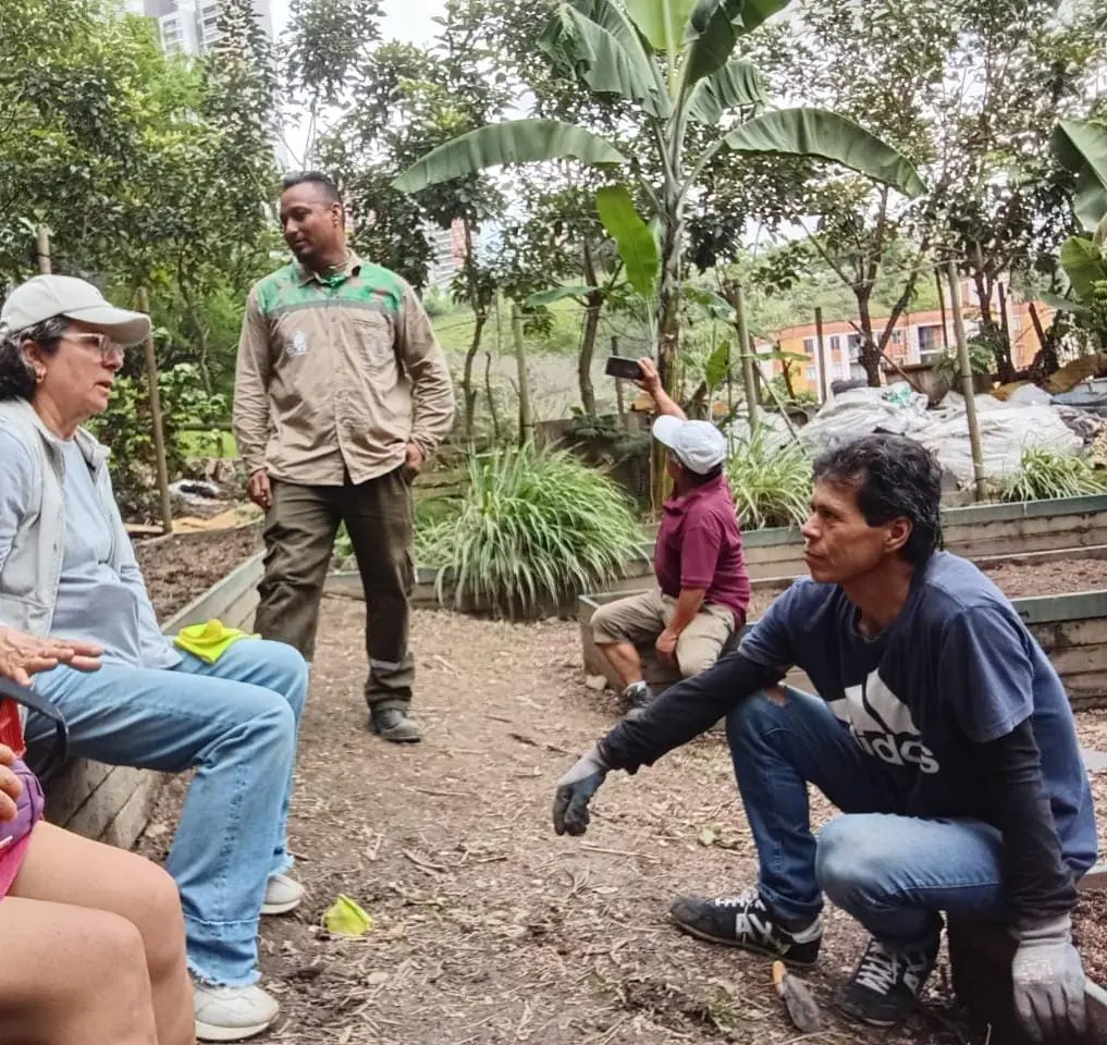 Conversación del equipo en la huerta durante una actividad de educación ambiental