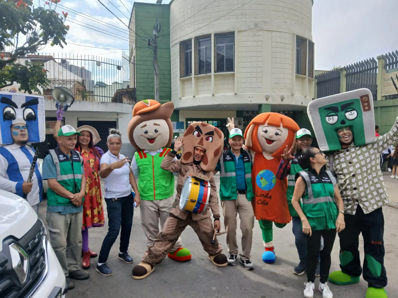 Equipo de CORASEARES en una jornada de educación ambiental con comparsas en la calle