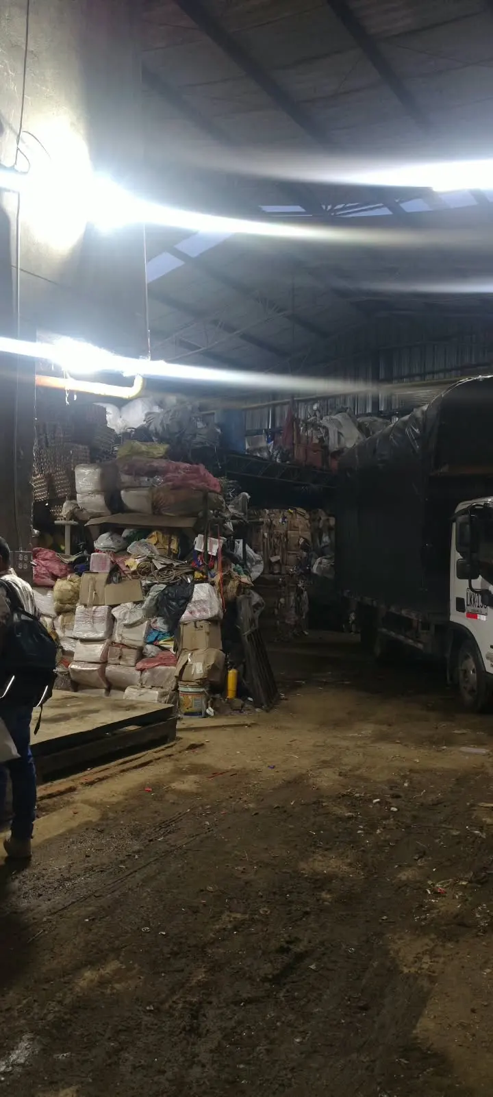 Bodega de la estación con material clasificado y el camión de recolección