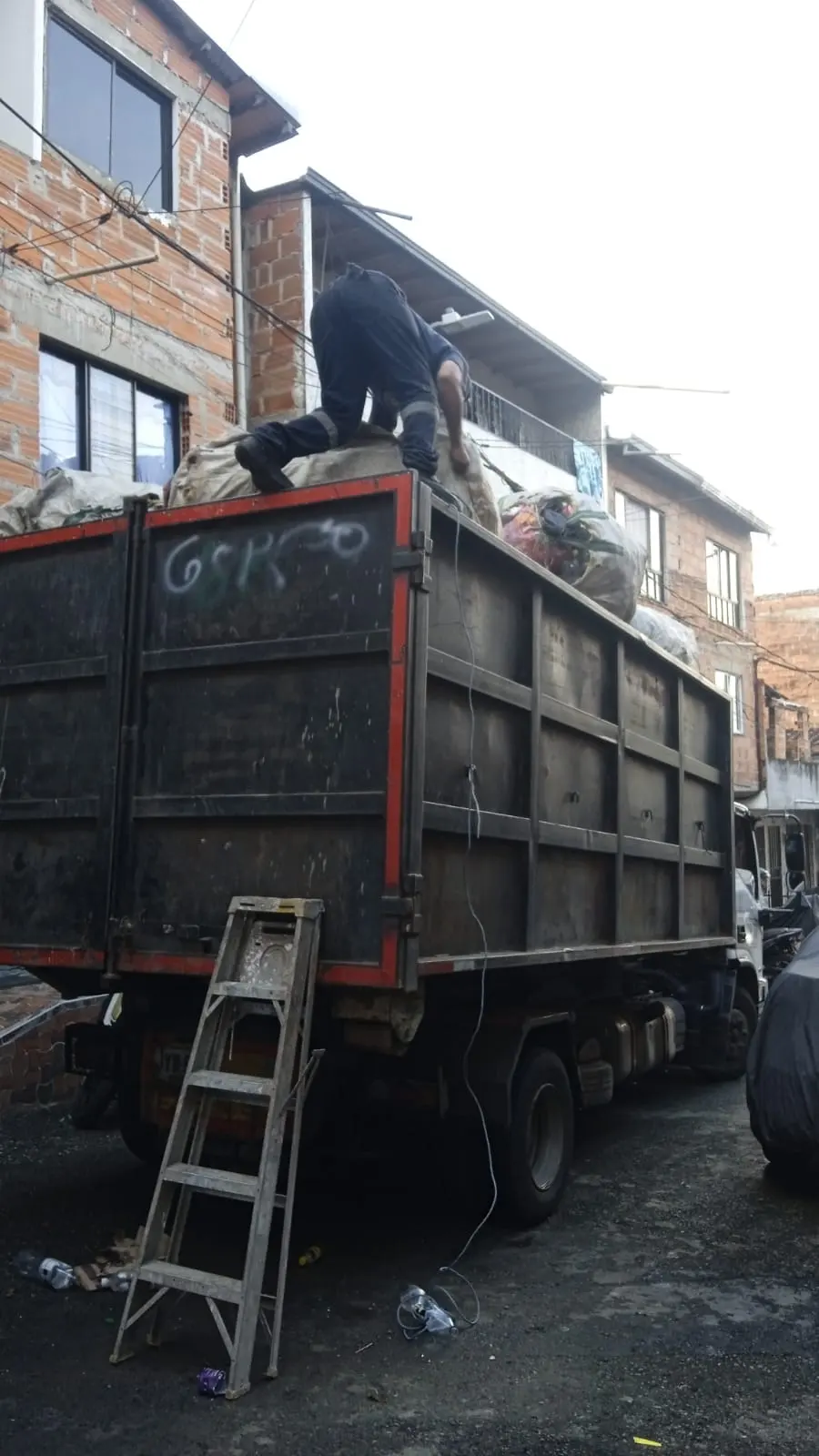 Cargue de material aprovechable en el camión de recolección