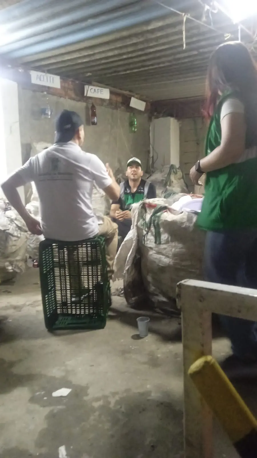 Equipo de CORASEARES junto a los sacos de material en la estación