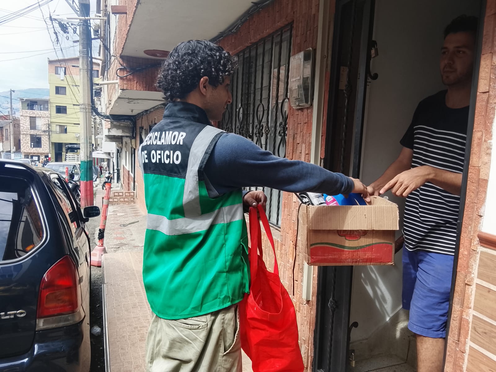 Operación de recicladores de oficio de CORASEARES en Medellín