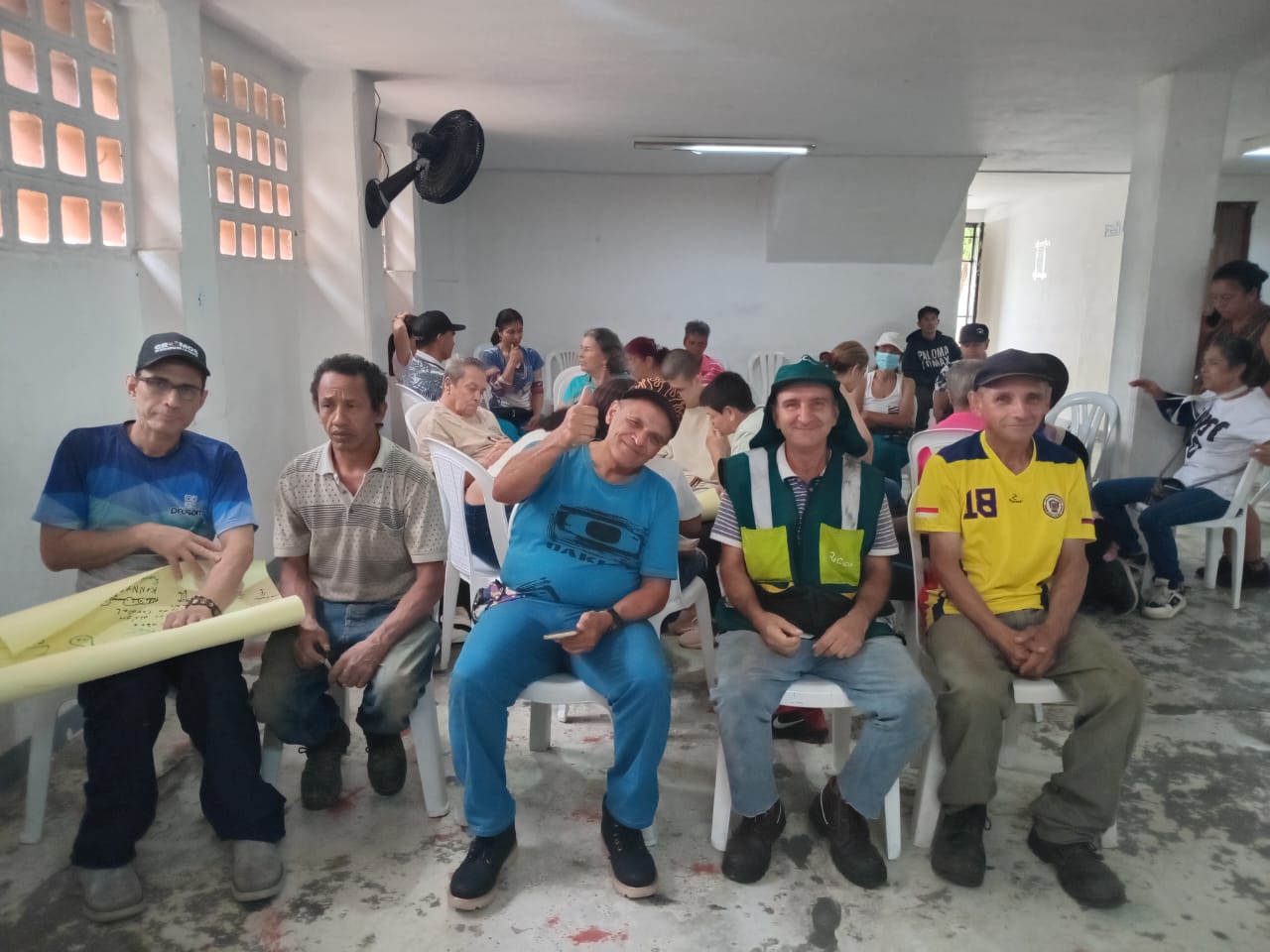 Encuentro comunitario de CORASEARES con vecinos y recicladores de oficio en un salón